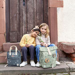 2 Mädchen sitzend auf Treppe mit den Mini Rolltops Happy Prints von LÄSSIG