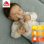 Baby kuschelt mit Knistertuch Elefant von Fehn