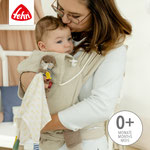 Mutter mit Baby in Bauchtrage und in der Hand Musselin Schmusetuch Otter Theo - Fehn