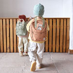 2 Kinder mit Square Rucksäcken Happy Prints von LÄSSIG