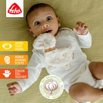 Baby spielt mit Knistertuch Schaf von Fehn