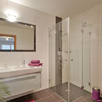 Badezimmer mit DU/WC und Doppelwaschbecken (ein weiteres Badezimmer mit DU/WC vorhanden) Fewo Horberg - Apart Rauch