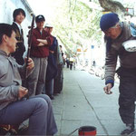 3.他手里的吃的你吃过吗?你会吃吗?  4.看着这张照片你怎么想的？