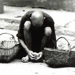 8.一位为了生存而`````的老爷爷