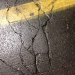 Selbst bei Längst und Quer-Rissen ist der Boden nach dem Absaugen gut trocken.