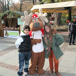 Die Jugendliche links im Bild wollte ganz unbedingt diese Foto mi "Rudolf" haben.
