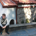 freundlicher Besuch: Anton vor einem Kloster im Vitoshagebirge