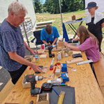Rudolf Siebert und im Hintergrund Daniela Krings Betreuerin der NABU Kids