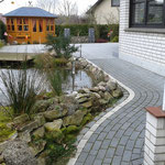 Gartenanlage: Wege aus Prismapflaster, Terrasse aus Granitplatten!