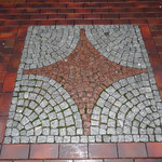 Muster aus geflammten Pflasterklinker und Granit Mosaik!