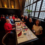 unsere Gruppe stärkt sich nach der langen Fahrt mit Berliner Spezialitäten