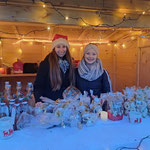 Nathalie Martin und Constanze Zuber verkaufen im Namens des Beirats leckere selbstgemachte Dinge wie Plätzchen, Stollen oder Marmeladen