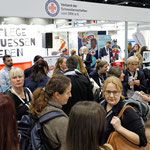 dicht umringt der Stand der Verband der Schwesternschaften, VdS / Holger Groß 