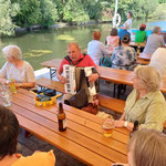 ein Akkordeonspieler brachte Stimmung aufs Floß