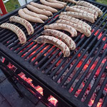 leckere Bratwürste vom Holzkohlegrill