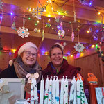 Valentina Backert und Irmtraud Vinders an der Geschenkebude des Beirats