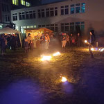 trotz Regen - unterm Pavillon wurde geredet, gelacht und zur Feuershow gestaunt