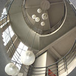 L’escalier tournant montant au bureau du Patron et aux étages 2