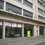 La vitrine d’exposition depuis la rue de Marseille