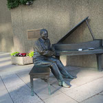 Statue von einem Klavierspieler. Dort kam sogar wirklich Klaviermusik raus!
