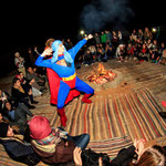 Unser Entertainer im Superman Kostüm (fragt mich nicht wieso), unser Gudie von der Organisation We Love Spain