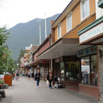 Geschäfte reihen sich an Geschäfte in Banff