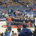 Schulklasse singt sowohl die amerikanische Nationalhymne für die Sacramento Kings, als auch die canadische für die Raptors.