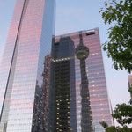 CN Tower spielt sich in einem anderen Hochhaus
