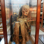 Das ist eine Mumie einer jungen Frau, die im Museum der Kirche ausgestellt ist