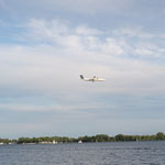 Neben den Toronto Islands (die man hier im Hintergrund sehen kann) gibt es noch einen Mini Flughafen. Dort setzt dieses Flugzeug gerade den Landanflug an.