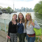 3 Mädels vor der Toronto Skyline (ich, E. und F.)