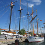 Segelschiffe am Ufer vom Lake Ontario