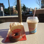 Am Ende meines Spaziergangs habe ich mir dann noch einen Donut und einen Iced Capuccino vom Tim Hortons (fast so wie Dunkin Donuts) gegönnt. Dort konnte man sogar draußen sitzen!