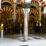 Die typischen Bögen in der Mezquita