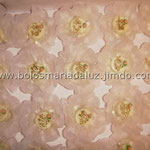 Bombons de chocolate branco by Betânia decorados com iniciais dos noivos