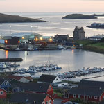 Sicht auf den Hafen von Scalloway am Abend