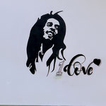 店内の壁にはBob Marleyが