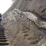 Frühere "Treppenstufen" sind im Felsen nach wie vor gut ersichtlich - bin froh, kann ich den aktuellen Weg gehen...