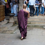 Vom Trubel im Tempel nicht beeindruckt, zieht dieser Mönch einsam seine Runden um den Schreinraum