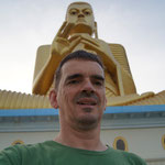 Unter dem weltweit grössten goldenen Budha...