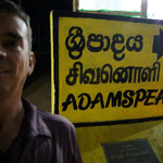 Ja, da geht's zum Adams Peak - zuerst ein ganz sanfter, unverfänglicher Aufstieg - je näher man dem Gipfel kommt, umso heftiger steigen die Treppen...
