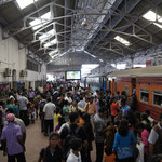 Voller Bahnsteig in Colombo - die SBB haben noch Luft gegen oben...