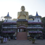 Eingang mit neu erbauter grösster Statue eines goldenen Buddhas der Welt...