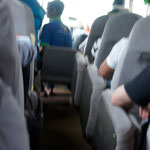 Im Expressbus. Da wo die Ellenbogen der Reisenden ruhen, sind Klappsitze angebracht. Man sitzt auf denen dann im Gang. Wenn der hinterste Klappsitzpassagier aussteigen will, müssen alle aufstehen und aussteigen und dann wieder einsteigen... - funktioniert
