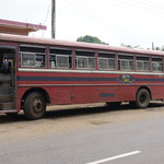 Und so sehen sie von der Seite aus, die ÖV-Busse auf Sri Lanka - keine Designleistung - aber hart im nehmen und zuverlässig! Hinten steigt man ein - vorne steigt man aus. Tickets werden im Bus durch den Ticketverkäufer verkauft.