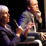 Kultursenatorin Prof. Barbara Kisseler beantwortet Publikumsfragen. Rechts: Till Briegleb, Süddeutsche Zeitung. Foto: Günther von der Kammer