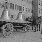 Glockenweihe im Kloster Einsiedeln im Mai 1943: Auf Pferdewagen wurden die Glocken angeliefert. Foto: KAE F3.0/0140.0003