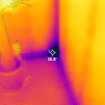 部屋の隅は空気が動きにくいので、温度が低くなりがち。でも16.9度あれば、全然全体の暖かさに影響はない。十分な温度。