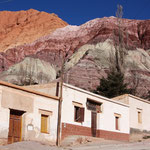 Purmamarca, mit dem Cerro de los Siete Colores, dem Berg der sieben Farben