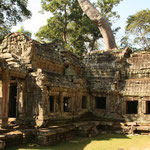 Aus Kambuja selbst und somit auch der Region Angkor sind außer Inschriften an Säulen keine schriftlichen Aufzeichnungen erhalten geblieben. So stammt das heutige Wissen über die historische Khmer-Zivilisation vor allem aus archäologischen Ausgrabungen.